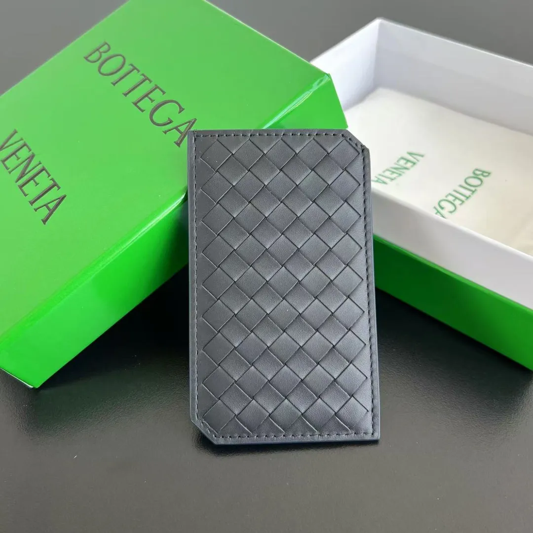 BV’s new 796963 woven Piccolo vertical card holder. The classic small woven work that I miss 0.7 is back. It’s really designed. The calfskin texture is high-end. It’s carefully designed with four card slots and a central compartment. You can also put cash in for daily use. You deserve to have such an thoughtful design. P440 Size: 12*7*0.5cm